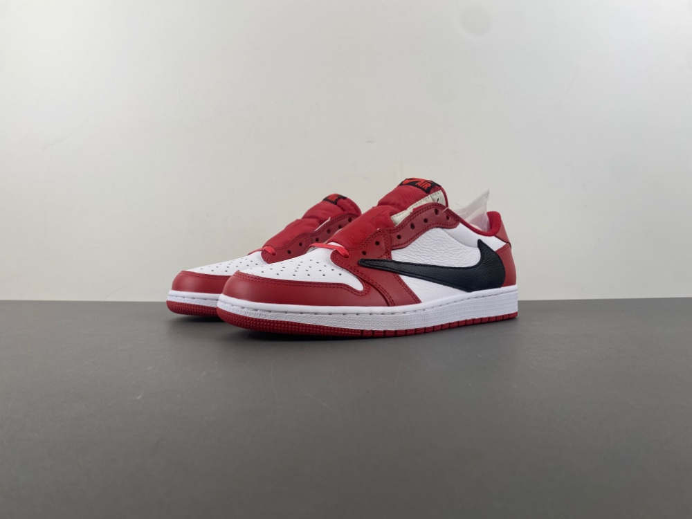 Travis Scott x Air Jordan 1 Low OG Chicago
